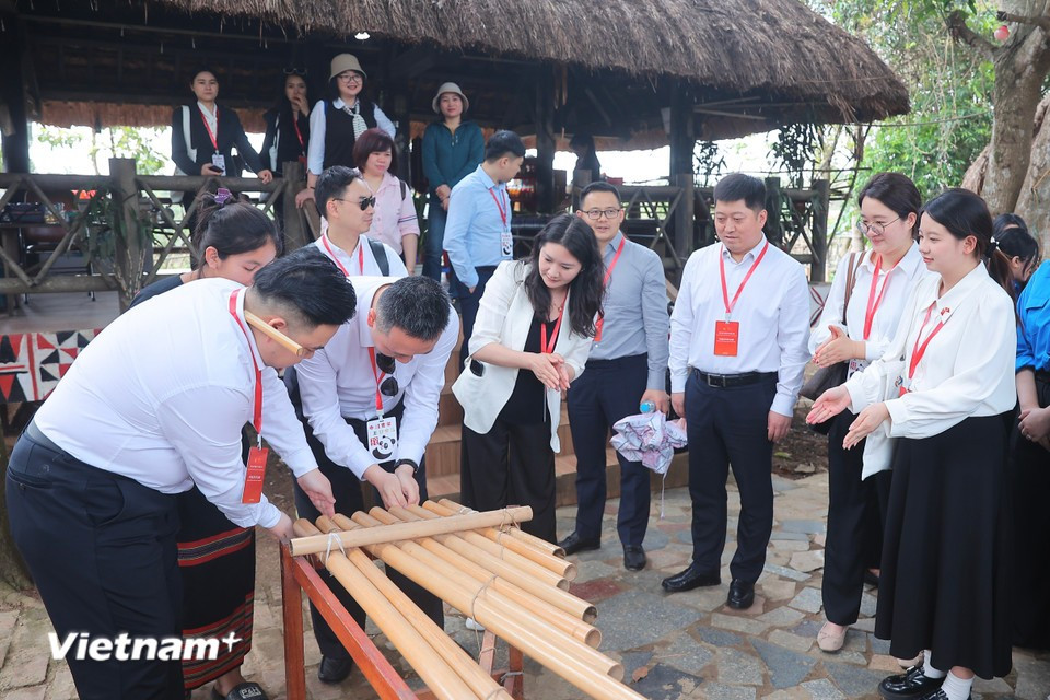 Исполнитель подносит ладони к устью бамбуковых труб и хлопает ими, создавая поток воздуха, воздействующий на воздушный столб внутри труб и вызывающий звучание. (Фото: Vietnam+)