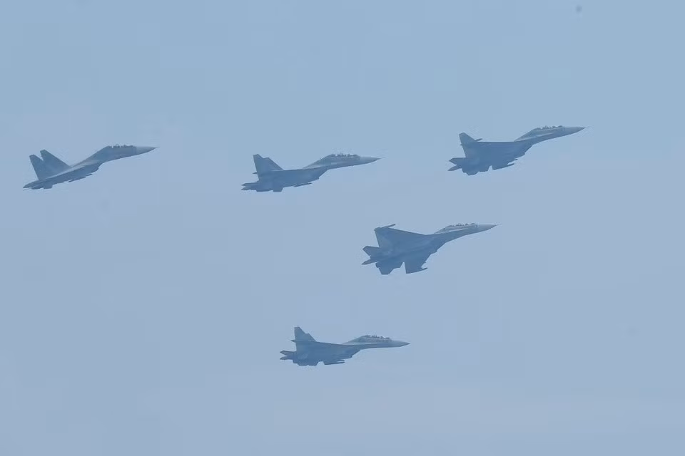 Пять истребителей Су-30МК2 отрабатывают строй «стрелой» в рамках подготовки к празднованию А80. (Фото: ВИА)