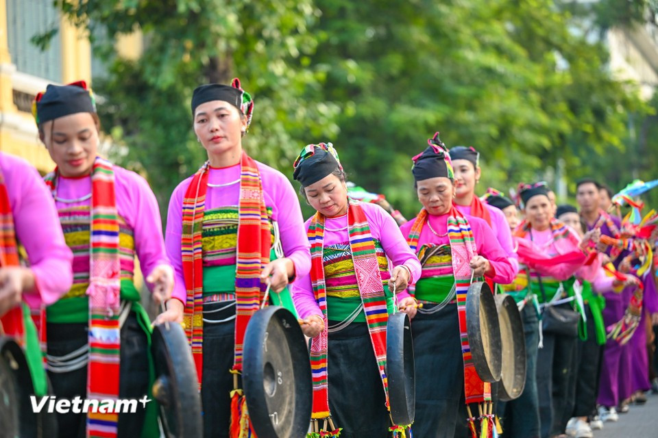 Мастера-исполнители народности Мыонг из провинции Тханьхоа продемонстрировали ритмы гонгов, воссоздавая элементы фестивального действа Пон Понг. (Фото: Vietnam+)