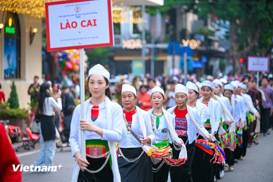 По данным оргкомитета, шествие продолжалось около одного часа с участием 250 представителей народности Мыонг из таких провинций и городов, как Ханой, Тханьхоа, Футхо, Шонла и Лаокай. (Фото: Vietnam+)