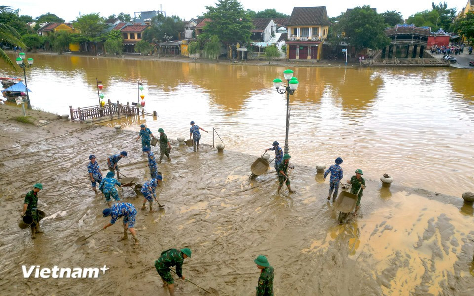 По данным городского военного командования, на данный момент проведены две очереди уборочных работ с привлечением более 1 000 военнослужащих, а также большого количества техники и оборудования. (Фото: Vietnam+)