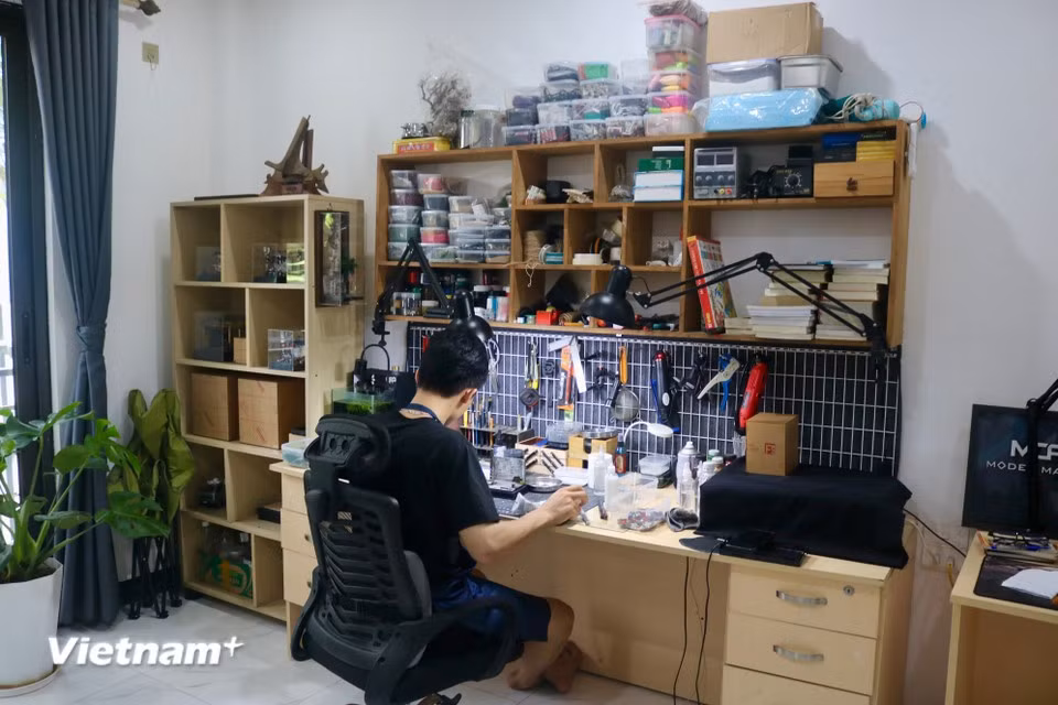Рабочий уголок хранит все его идеи и вдохновение. (Фото: Vietnam+)