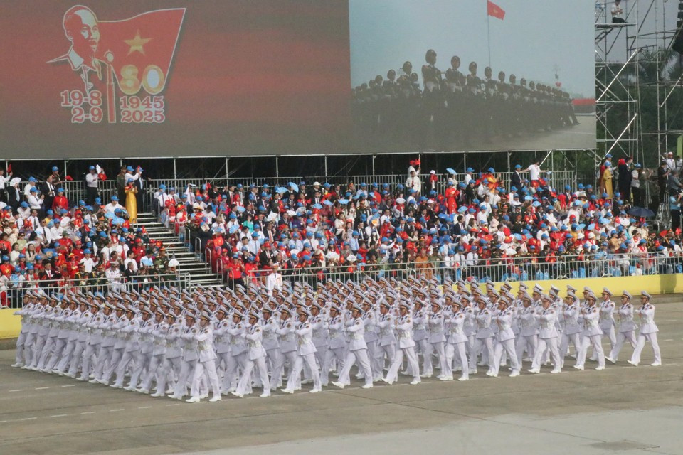 Солдаты с решительным шагом проходят по площади Бадинь — месту, где Президент Хо Ши Мин торжественно провозгласил независимость перед всем миром. (Фото: Vietnam+)