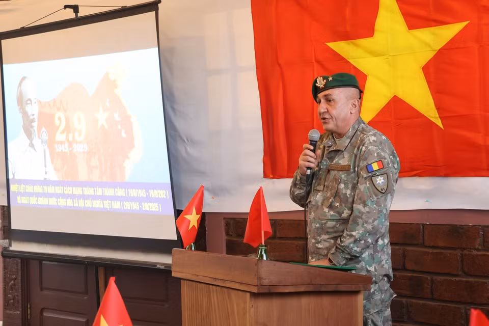 Генерал-майор Николае-Габриэль Орос, командующий силами EUTM RCA, отметил: «Меня особенно впечатлили скромность и дух взаимопомощи вьетнамских солдат. Благодаря им мы лучше понимаем Вьетнам — страну, дружелюбную и искренне любящую мир». (Фото: Vietnam+)