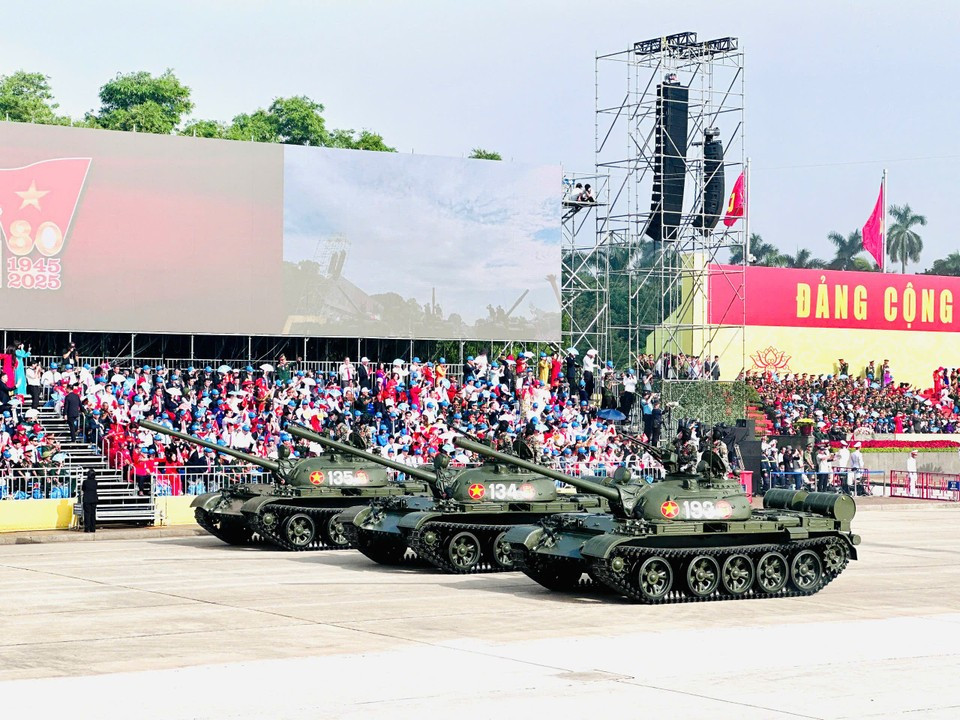 Колонны военной техники проходят по площади Бадинь. (Фото: Vietnam+)