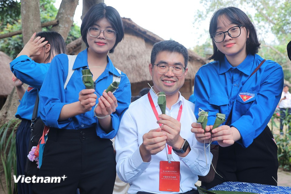 Китайские туристы с большим энтузиазмом изготавливают своими руками пирожные этнических меньшинств Вьетнама. (Фото: Vietnam+)