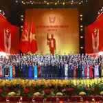 Генеральный секретарь ЦК КПВ То Лам, Президент государства Лыонг Кыонг и Премьер-министр Фам Минь Тьинть вместе с делегатами XI Всенародного съезда патриотического соревнования. (Фото: ВИА)