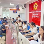 Государственные служащие и граждане выполняют административные процедуры в центре государственных административных услуг в общине Тьендьен, провинция Хатьинь. (Фото: ВИA)