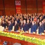 Делегаты выполняют церемонию приветствия Государственного флага на юбилейной церемонии (Фото: ВИА)