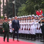 Министр обороны Вьетнама, Генерал Фан Ван Зянг и министр войны США Пит Хегсет позируют для совместной фотографии на церемонии приветствия (Фото: ВИА)