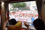 Сотрудники и медицинские работники ханойского корпуса больницы Батьмай передают приветствия и наилучшие пожелания своим коллегам из корпуса больницы Батьмай в Ниньбине. Фото: ВИА.