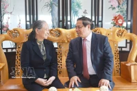 Премьер-министр Фам Минь Тьинь посетил и поздравил с Тэт семью покойного Генерального секретаря Нгуен Фу Чонга. Фото: ВИА.