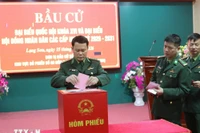 Избиратели пограничного поста международного пограничного перехода Хыунги провинции Лангшон голосуют на выборах. Фото: ВИА.