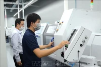 Рабочие управляют производственным оборудованием на предприятии ICT Vina в Высокотехнологичном парке города Дананг. Иллюстративное фото: ВИА.