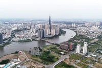 Вид на полуостров Тхутхьем (город Тхудык) в сторону района Биньтхань. Фото: ВИА.