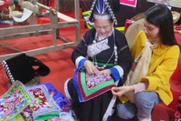 Посетители знакомятся с традиционным вышивальным ремеслом народности Па Зи в коммуне Мыонгкхыонг. Фото: ВИА.