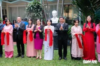 Заместитель председателя Народного комитета города Хошимина Нгуен Мань Кыонг и Генеральный консул Кубы в Хошимине Ариадне Фео Лабрада во второй половине дня 27 января торжественно открыли бюст национального героя Кубы Хосе Марти. Фото: ВИА.