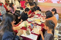 Молодёжь с интересом участвует в мероприятиях на улице книги Нгуен Ван Бинь. (Фото: ttbc-hcm.gov.vn)