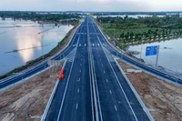 Участок скоростной автомагистрали Кантхо – Камау в районе транспортной развязки IC5, с полностью установленной системой дорожной разметки, знаков и освещения. Фото: ВИА.