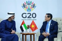 Премьер-министр Фам Минь Тьинь (справа) встречается с наследным принцем Абу-Даби Халедом бин Мохамедом Аль Нахаяном 22 ноября. Фото: ВИА.