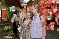 Иностранные гости «чекинятся» в пространстве вьетнамского Тэт. (Фото: ВИА).