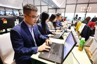 Группа корреспондентов Вьетнамского Информационного Агентства работает в Пресс-центре XIV Съезда. Фото: ВИА.