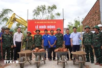 Руководство провинции Даклак вместе с жителями коммуны Тюианбак провело церемонию закладки фундамента для строительства жилья. Фото: ВИА.