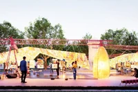 Уникальная выставка, выполненная из традиционной бумаги зо и переработанных материалов, в саду Диенхонг. Фото: nhandan.vn