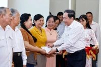 Председатель Национального собрания Чан Тхань Ман вручает подарки семьям льготных категорий на территории квартала Биньтхюи города Кантхо. Фото: ВИА.