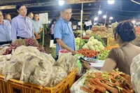 Заместитель председателя Народного комитета города Хошимин обсудил с торговцами вопросы обеспечения поставок и цен на оптовом рынке сельскохозяйственной и продовольственной продукции Хокмон. Фото: ВИА.