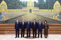 Председатель Народной партии Камбоджи Самдек Течо Хун Сен встречает Генерального секретаря То Лама и делегацию высокого уровня Вьетнама на государственном банкете в честь визита. Фото: ВИА.