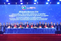 Представители сторон участвуют в подписании соглашения. Фото: ВИА.
