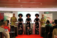 Модели демонстрируют коллекцию аозай дизайнера Лан Хыонг в рамках Áo Dài Fashion Week 2026. Фото: ВИА.