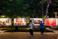 Посетители осматривают экспозицию Photo Hanoi ’25. Фото: Photo Hanoi ’25.