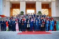 Премьер-министр Фам Минь Тьинь с выдающимися педагогами со всей страны. Фото: ВИА.