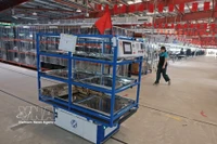 Робот автоматически транспортирует сырьё со склада на производственную линию на предприятии Maxport. Фото: Чан Вьет/ВИА.