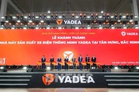 Делегаты принимают участие в церемонии перерезания ленты на открытии завода по производству интеллектуальных электромотоциклов YADEA в промышленной зоне Танхынг провинции Бакнинь. Фото: ВИА.