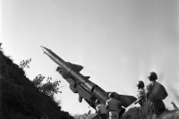 Во время войны сопротивления американской агрессии за спасение страны (1954-1975 гг.), Северный Вьетнам играл роль основного тыла страны, обеспечивая всестороннюю поддержку в политической, военной, экономической и моральной сферах для фронта на юге. Фото: ВИА.