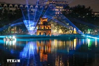 Вечером 24 декабря в районе озеро Хоанкием Народный комитет квартала Хоанкием города Ханой провёл церемонию презентации художественного светового пространства «Озеро Гыом – Башня Черепахи». Фото: ВИА.