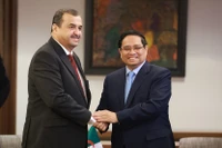 Премьер-министр Фам Минь Тьинь принимает Мохамеда Аркаба, министра энергетики Алжира. Фото: ВИА.