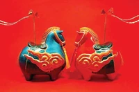 Произведение «Конь с цветами абрикоса», несущий на спине воздушного змея, приветствует Весну 2026. Фото: nhandan.vn