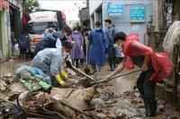 Вооружённые силы помогают местным жителям убирать территорию и восстанавливать жизненные условия в населённых пунктах. Фото: ВИА.