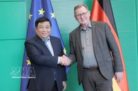 Заместитель премьер-министра Нгуен Чи Зунг встречается с вице-председателем Бундестага ФРГ Бодо Рамеловым. Фото: ВИА.