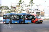 Автобусы на стоянке автовокзала Танфу (квартал Тэйтхань). Фото: ВИА.