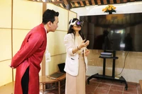 Посетители знакомятся с «Пространством опыта: культура — наследие — технологии» в Хюэ. Фото: ВИА.