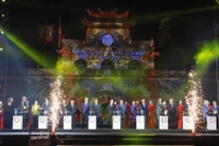 Делегаты нажимают кнопку, объявляя открытие Фестиваля сохранения и развития международных ремесленных деревень 2025 года. Фото: ВИА.