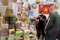 Посетители осматривают и знакомятся с продукцией на стенде Торгового представительства Вьетнама в Гонконге. Фото: ВИА.