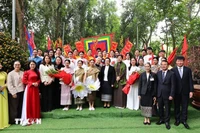 Супруга Нго Фыонг Ли и супруга Нали Сисулит вручают цветы студентам Университета Хоалы. Фото: ВИА.