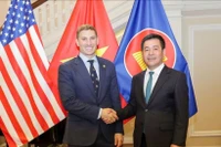 Министр промышленности и торговли Нгуен Хонг Зиен провёл рабочую встречу с заместителем государственного секретаря США Джейкобом Хелбергом. Фото: Vietnam+.