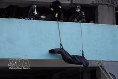 Эвакуация тела погибшего в результате землетрясения в штате Ла-Гуайра. Фото: ВИА.